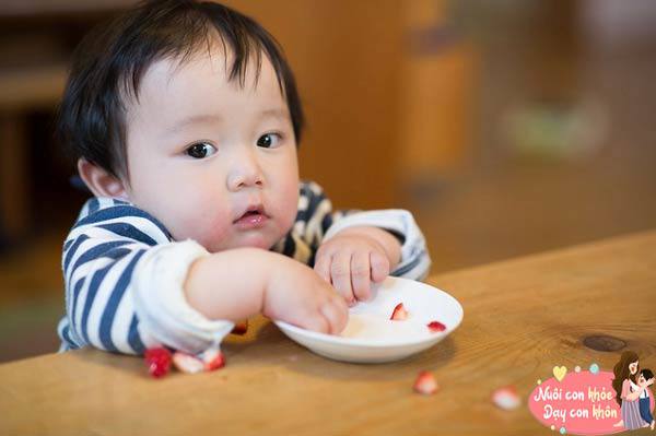 Một số trẻ thường thích ném thức ăn khắp nhà, đặc biệt trong lúc trẻ cáu giận.