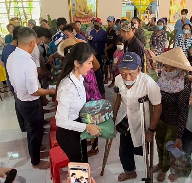 Sao Việt 24h: Jennifer Phạm hiếm hoi khoe ảnh cùng con gái lớn, cô bé từng giống bố như đúc giờ nhiều nét giống mẹ - 13