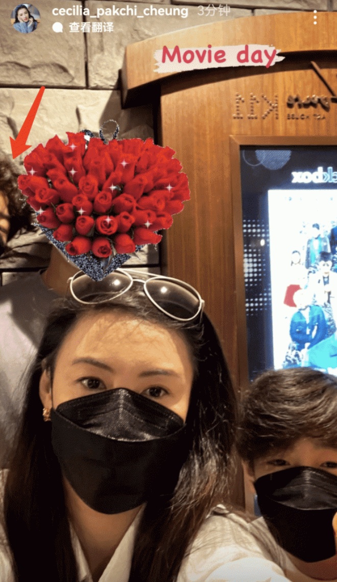 Trương Bá Chi khoe ảnh có người đàn ông lạ nhưng lại dùng bó hoa hồng giấu mặt.