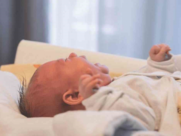 Bé sơ sinh bị mẹ cho bú sữa pha bằng nước sông, giờ viêm ruột, giun làm tổ trong ổ bụng