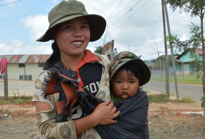Vợ của anh Ha Duyên và bé trai Ram Bô.
