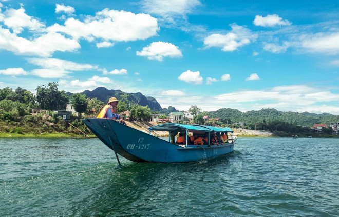 Lênh đênh trên thuyền đi đến động Phong Nha