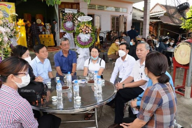 Nhiều người đến chia buồn cùng gia đình bà H. - nạn nhân bị người tâm thần đánh tử vong.