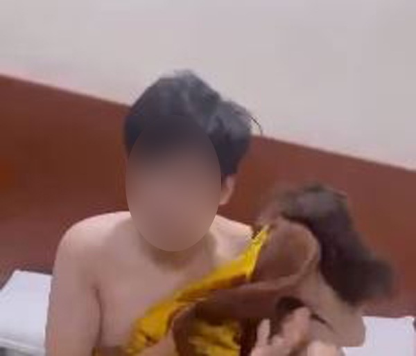 Gã con trai bênh vực tiểu tam. (Ảnh cắt từ clip)