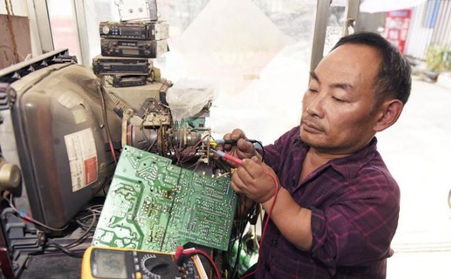Chú rể amp;#34;lùn tịtamp;#34; cưới cô dâu cao 1m7 bất chấp mọi lời dị nghị, sau 17 năm ai cũng bất ngờ - 1
