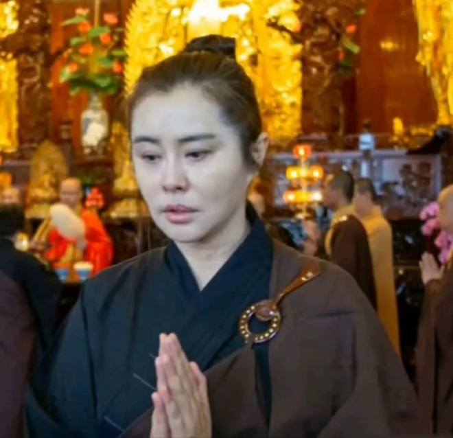 Vương Tổ Hiền với gương mặt khác lạ dưới ống kính người qua đường.