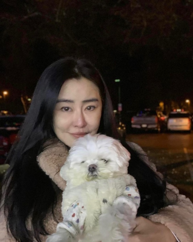 Vương Tổ Hiền sống cô độc 1 mình làm bạn với cún cưng.