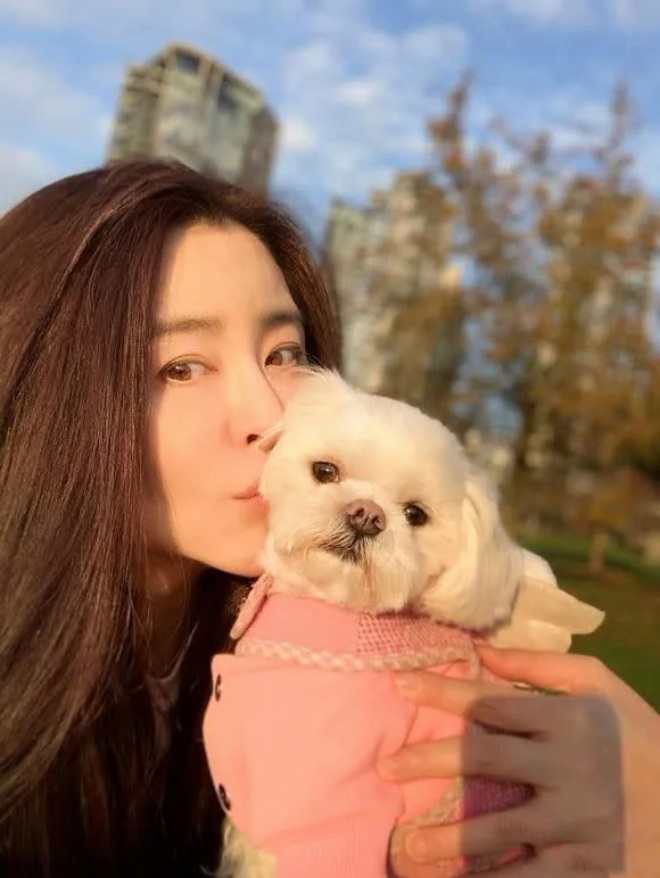Bà hay chia sẻ ảnh chụp cùng chú chó trên trang cá nhân.