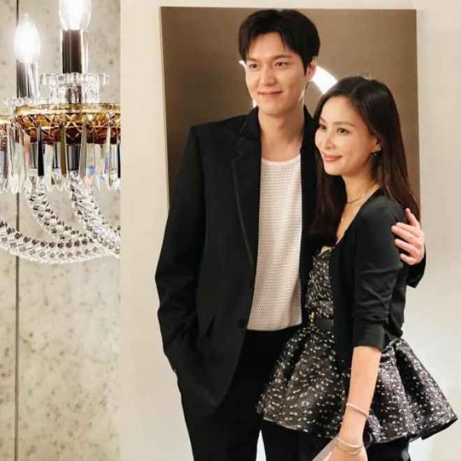 Anh vui vẻ chụp hình cùng đàn chị Go So Young.
