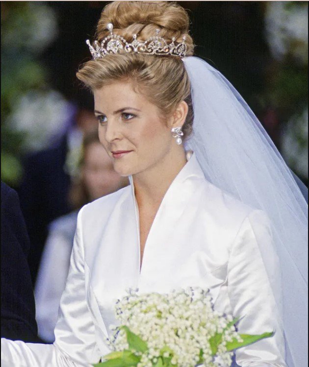 Ly dị hoàng tử, nàng dâu hoàng gia vẫn được Nữ hoàng Anh amp;#34;đặc cáchamp;#34; cho luôn vương miện 6,2 tỷ - 9
