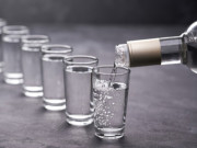 Nhà đẹp - Lén trộm ít rượu trắng của bố đi lau dọn nhà cửa, nghe công dụng ai cũng khen nức nở