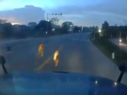 Tin tức - Tin tức 24h: Chạy sang đường, 2 học sinh bị cuốn dưới gầm xe container