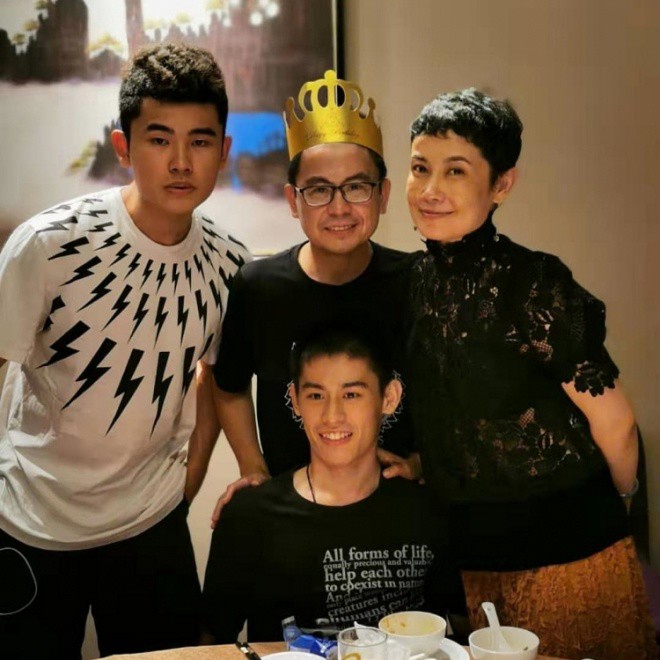 Ở tuổi trung niên, ông vẫn phải lo cho vợ con.
