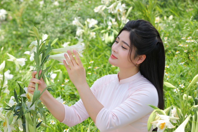 XEM VIDEO: MV “Thuyền về bến đợi” của Sao Mai Sông Thao.