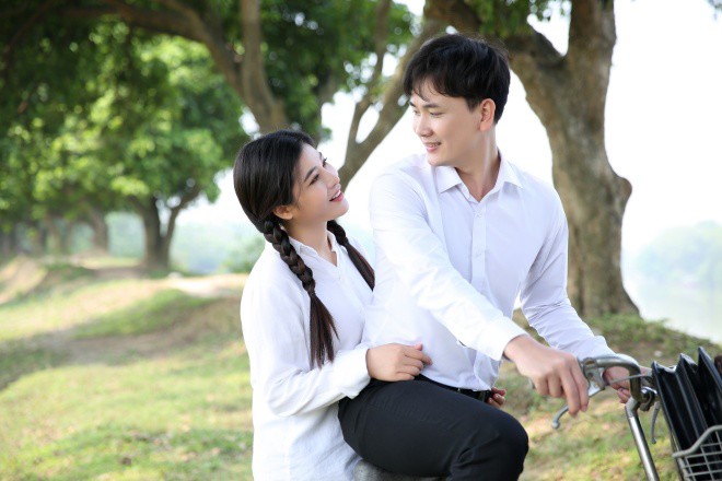 Thuyền về bến đợi và Cập bến thuyền hoa kể cho khán giả nghe về tình yêu của đôi bạn trẻ nơi làng quê nọ.