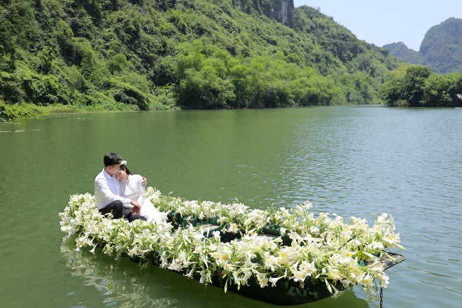 Nhưng cuối cùng, cả 2 đã cập bến thuyền hoa với cái kết viên mãn vào mùa hoa loa kèn đẹp đến nao lòng nơi miền quê.