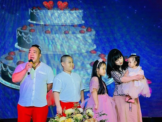 Sao Việt 24h: Lê Phương amp; # 34; that thanhamp; # 34; trước loạt khoảnh khắc amp; # 34; loy Smooth naamp; # 34; của một cô con gái 3 tuổi giống hệt bố - 17 tuổi