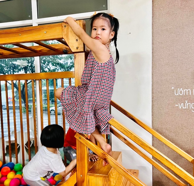 Sao Việt 24h: Lê Phương amp; # 34; that thanhamp; # 34;  trước loạt khoảnh khắc amp; # 34; loy Smooth naamp; # 34;  của một cô con gái 3 tuổi giống hệt bố - 1