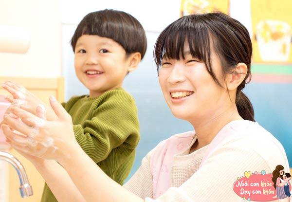 Từ khi trẻ 3 tuổi, bố mẹ có thể dạy con cách tự xúc ăn, để con lựa chọn quần áo và tự mặc, con có thể tự vệ sinh cá nhân.