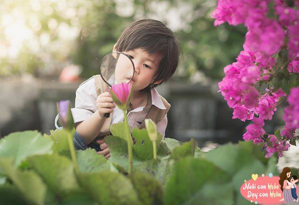 Bố mẹ hãy tận dụng tốt sự tò mò và trau dồi tinh thần khám phá của trẻ.