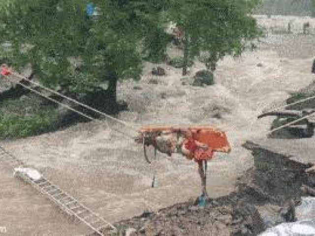 Clip Eva - Thót tim với màn giải cứu đôi vợ chồng lớn tuổi