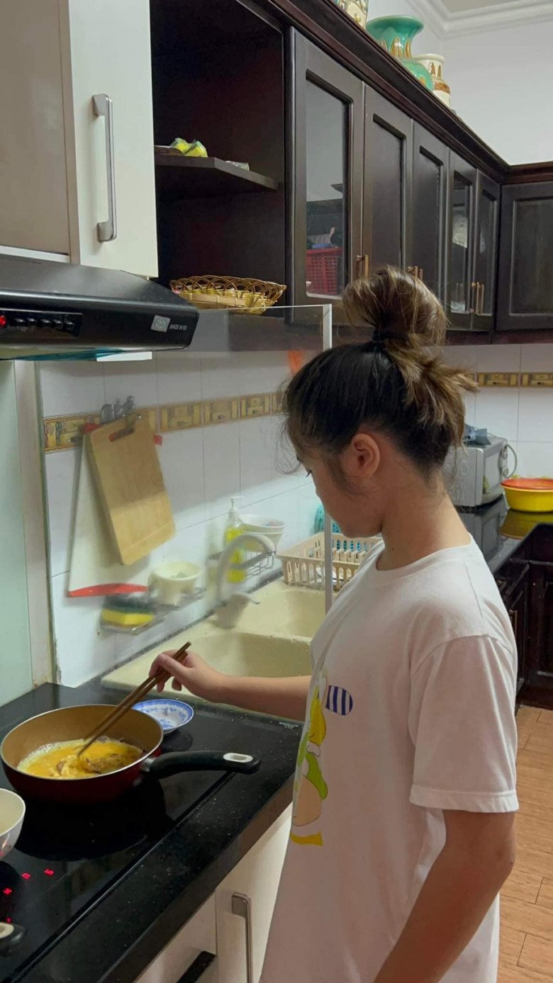 Thúy Nga tự hào con gái về Việt Nam giỏi giang hơn bên Mỹ: 11 tuổi tự đứng bếp nấu ăn, làm việc nhà - 3
