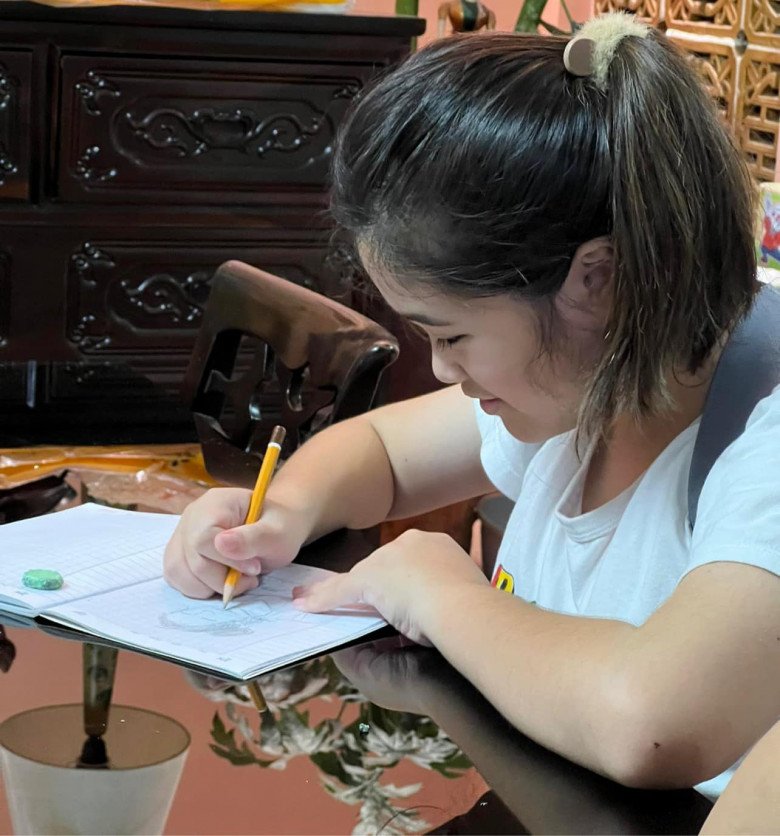 Thúy Nga tự hào con gái về Việt Nam giỏi giang hơn bên Mỹ: 11 tuổi tự đứng bếp nấu ăn, làm việc nhà - 5