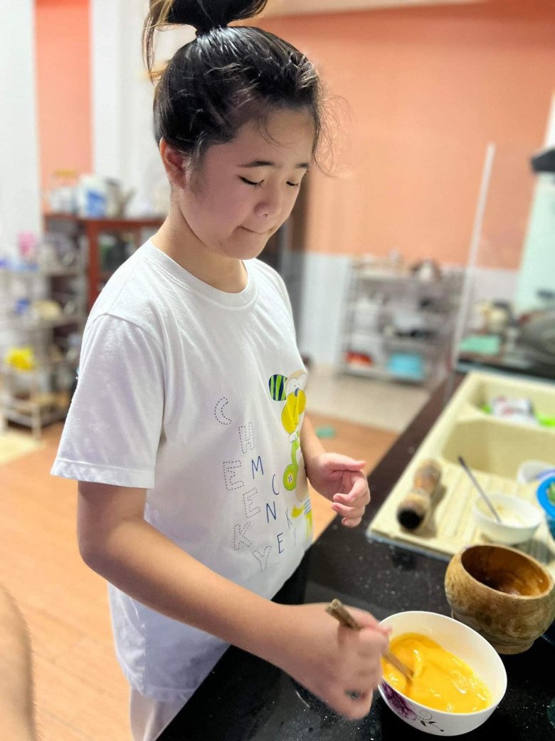 Thúy Nga tự hào con gái về Việt Nam giỏi giang hơn bên Mỹ: 11 tuổi tự đứng bếp nấu ăn, làm việc nhà - 4