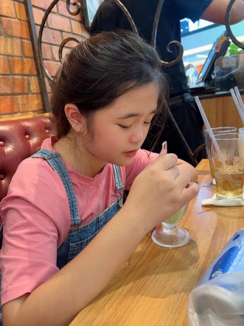 Thúy Nga tự hào con gái về Việt Nam giỏi giang hơn bên Mỹ: 11 tuổi tự đứng bếp nấu ăn, làm việc nhà - 7