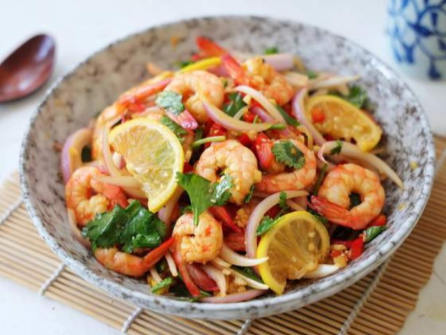 Tôm rang mãi cũng chán, đem làm gỏi kiểu này vừa lạ miệng lại thanh mát bổ dưỡng