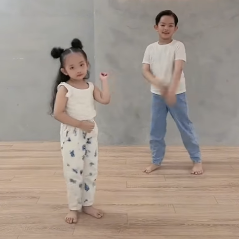 Con gái Khánh Thi Phan Hiển nhảy cực khéo, lắc hông dẻo, khi có bố mẹ thì khác hẳn - 3