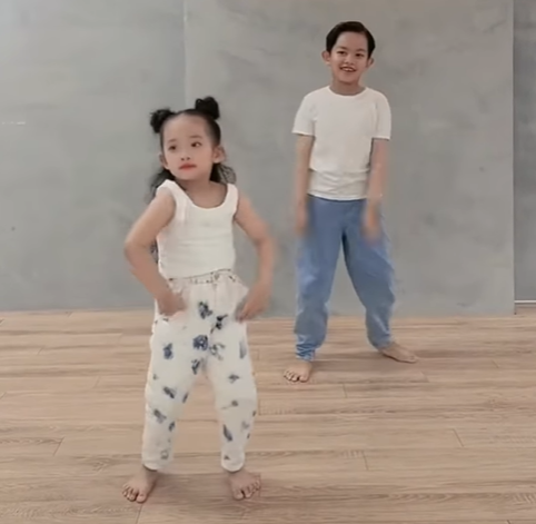 Con gái Khánh Thi Phan Hiển nhảy cực khéo, lắc hông dẻo, khi có bố mẹ thì khác hẳn - 4