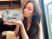 Thời trang - Không váy áo lụa là, lần đầu Mai Phương diện đầm ở nhà xuất hiện cùng vương miện