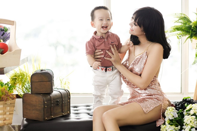 Hiện tại cựu người mẫu nhận rất nhiều tin nhắn tỏ tình của các bạn trẻ sinh năm 2000, 2001, 2003.
