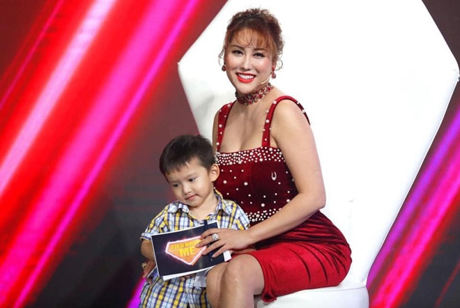 Phi Thanh Vân đứng hình khi con trai hỏi: “Mẹ ơi con không có bất kì người cha nào à?”.