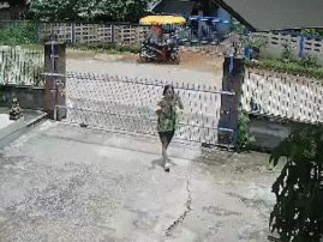 Clip Eva - Clip: Cổng sắt bất ngờ đổ sập, "hạ gục" người phụ nữ lớn tuổi