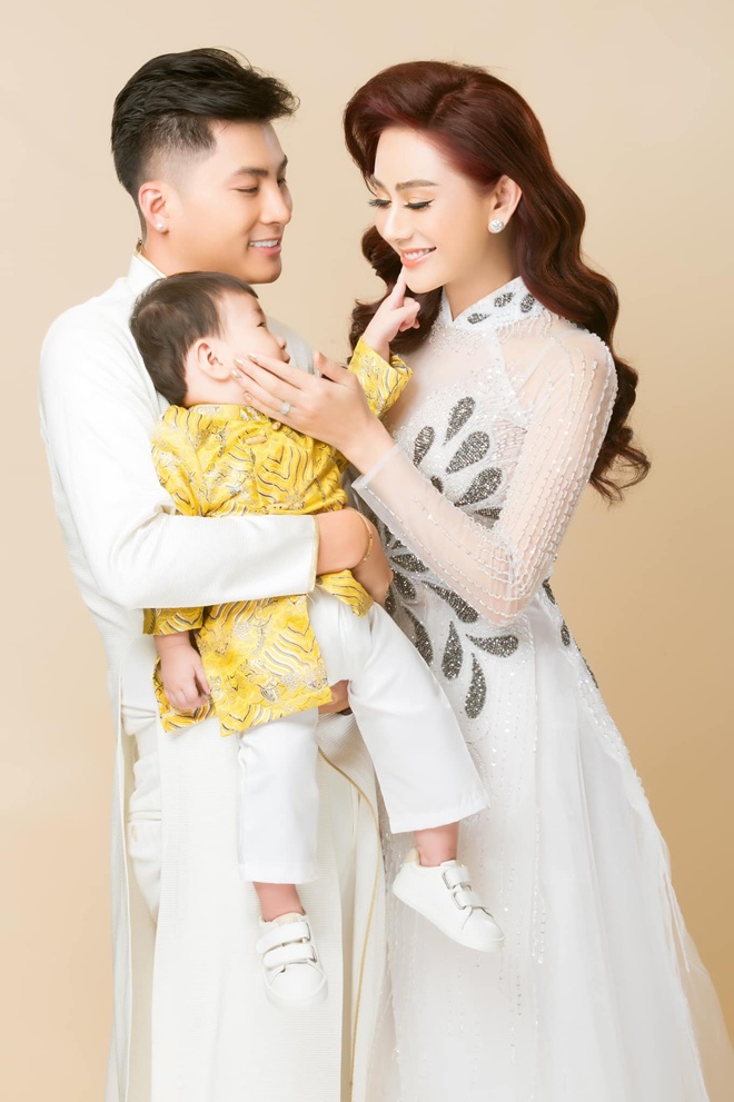 Lâm Khánh Chi bất ngờ đăng tải hình ảnh tình tứ bên chồng cũ Phi Hùng và con trai cưng.