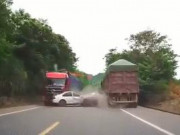 Clip Eva - Clip: Bị xe tải tông kinh hoàng, tài xế ô tô văng khỏi xe và cái kết