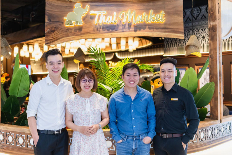 Ông Lê Thái Hoàng (Áo Xanh) Founder - Thai Market cùng các cộng sự.