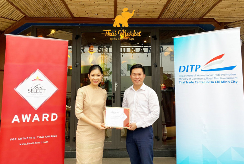 Thai Market là chuỗi nhà hàng chuẩn Thái đầu tiên tại miền Trung vinh dự được nhận giải thưởng Thai Select. Chương trình do Bộ thương mại Thái Lan trao tặng vinh danh những quán ăn chuẩn Thái tại Việt Nam. Nguồn: Fanpage Thai Market Restaurant.
