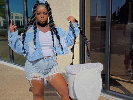 Cô gái được lên tạp chí thời trang lớn nhất thế giới vì lấy... "bồn cầu" làm túi xách