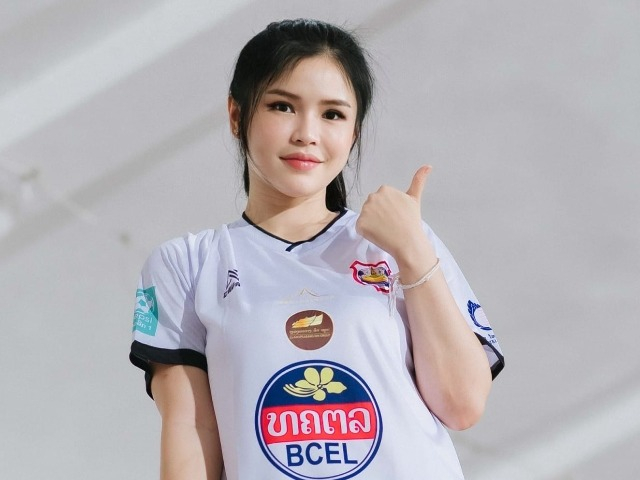 Không hàng hiệu chỉ mê mặc áo số, nữ đại gia bóng đá Lào lâu lâu hở hang làm nghẽn sóng mạng