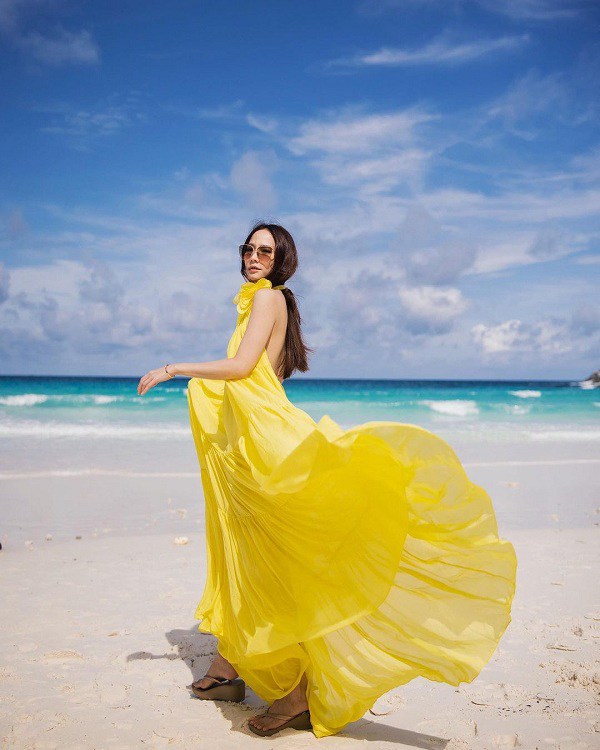 Style lão hóa ngược của “Nữ hoàng giải trí” Thái Lan: U45 vẫn diện đồ màu sắc đẹp khó cưỡng - 6