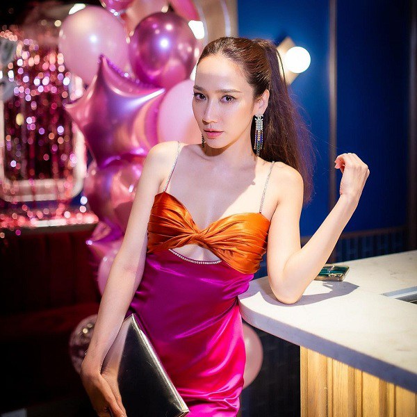 Style lão hóa ngược của “Nữ hoàng giải trí” Thái Lan: U45 vẫn diện đồ màu sắc đẹp khó cưỡng - 8