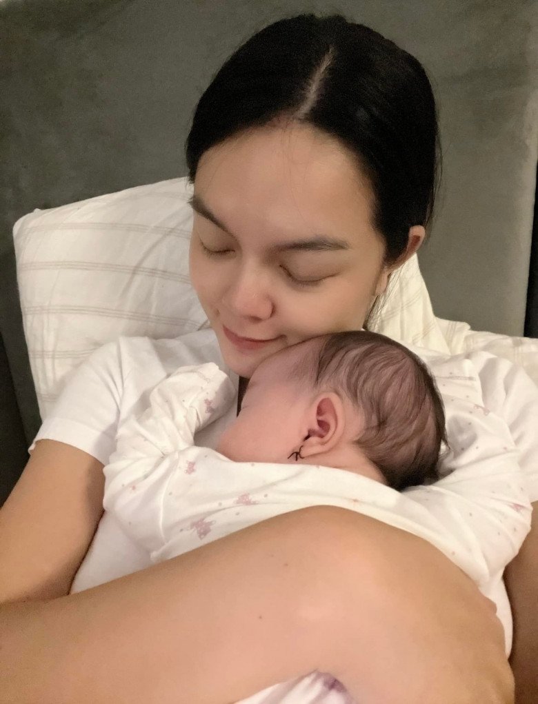 Tròn tháng sinh con thứ 3, Phạm Quỳnh Anh tự tin khoe da mộc, trắng mịn chẳng kém gái yêu - 1