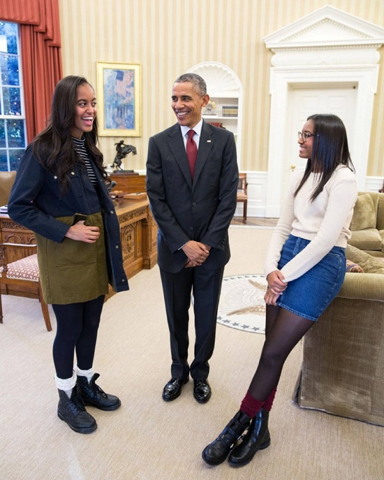 2 cô con gái cựu tổng thống Obama ăn mặc phóng khoáng, nhiều lần ra phố amp;#34;quên nội yamp;#34; - 1