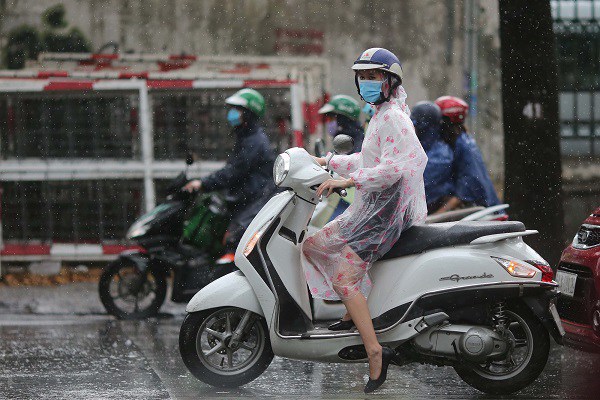 Việc bị mưa ướt không thay đồ nguy cơ mắc bệnh phụ khoa là rất lớn. (Ảnh minh họa)