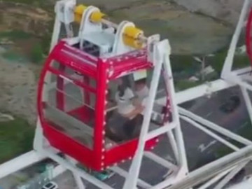 Cặp đôi mặc đồng phục học sinh làm chuyện ấy trong vòng đu quay, cabin bên cạnh nhìn thấy hết