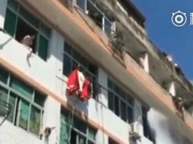 Clip Eva - Clip: Lính cứu hỏa dùng vòi rồng ngăn người phụ nữ nhảy lầu tự tử