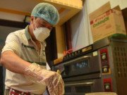 Clip Eva - Tận mắt xem làm bánh Trung thu hương vị truyền thống ở làng Xuân Đỉnh thời 4.0